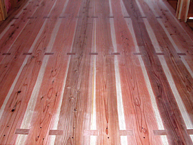 スギ厚板とダボで製作した床